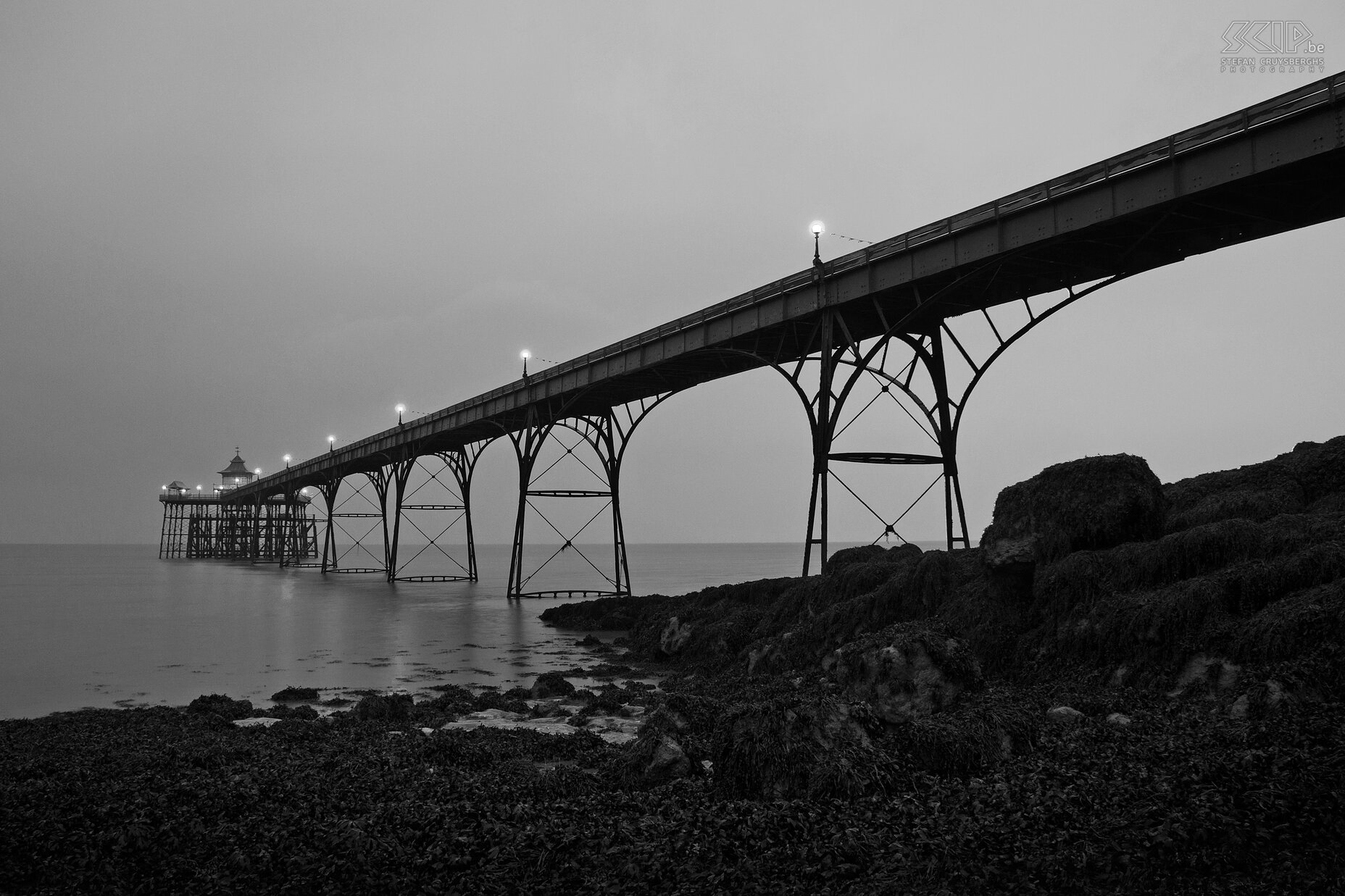 Clevedon - Pier De Clevedon Pier op een mistige en regenachtige avond na zonsondergang.  Stefan Cruysberghs